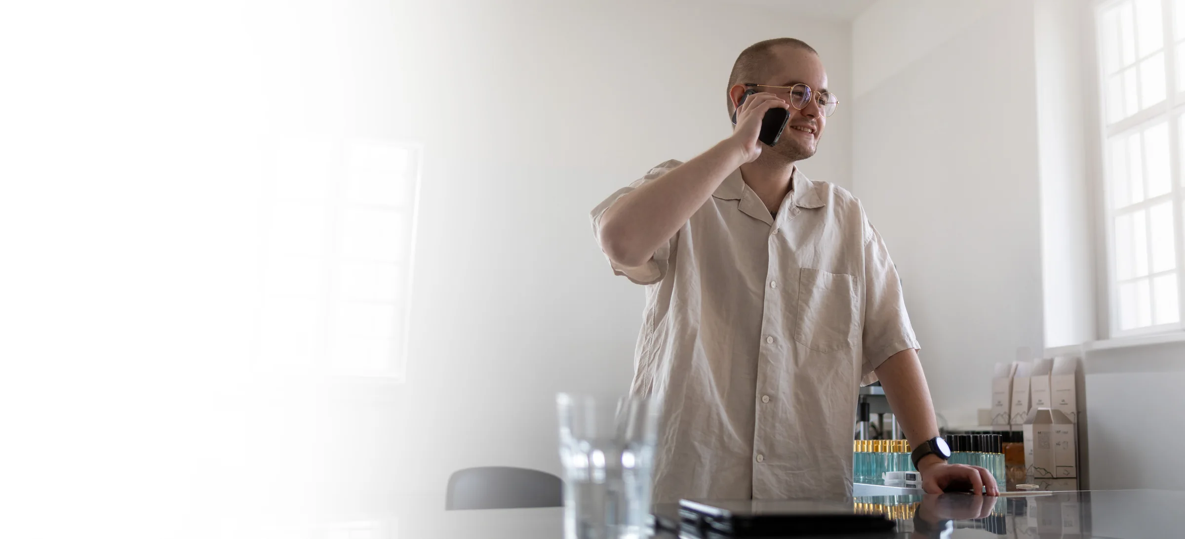 Benjamin Hille im Telefonat mit einem Kunden